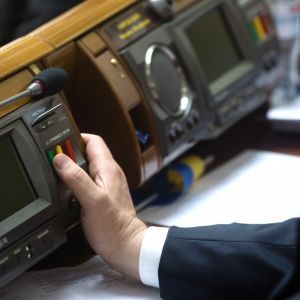 "Сдай коррупционера – получи вознаграждение". Рада приняла закон об обличителях коррупции