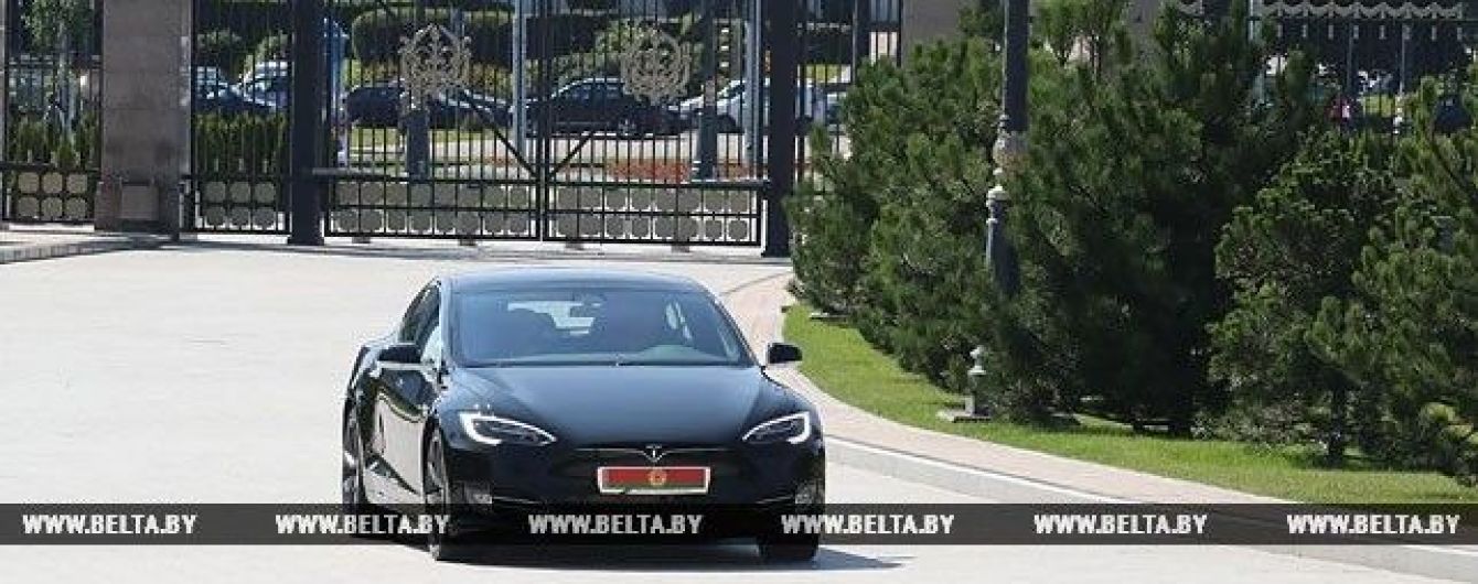 "Маск подарил". Президент Беларуси Лукашенко рассказал о своей Tesla