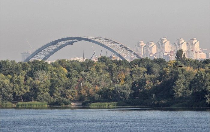 В Киеве на Подольском мосту демонтируют временные опоры