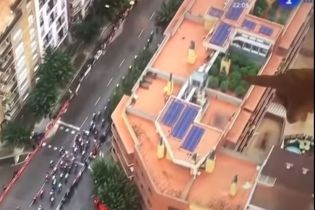 В Испании случайно нашли крышу с коноплей во время съемок велогонки с воздуха
