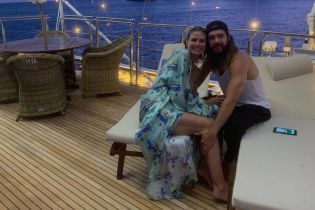 Молодий чоловік подарував Гайді Клум шматок Берлінської стіни