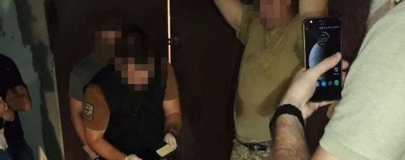 Военный сбывал наркотики в обмен на оружие в Одессе