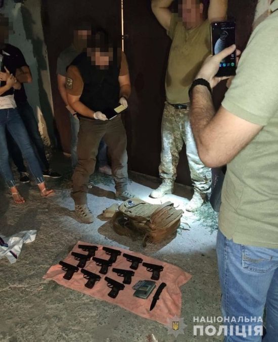 Военный сбывал наркотики в обмен на оружие в Одессе