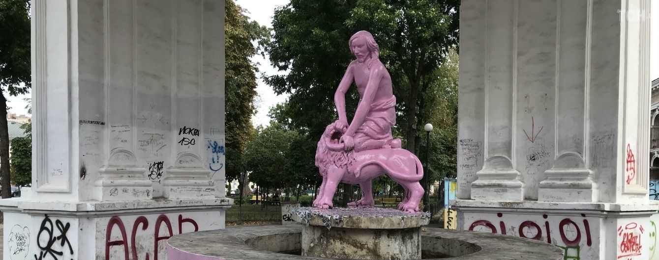 У Києві упіймали молодиків, які пофарбували фонтан "Самсон" в рожевий колір