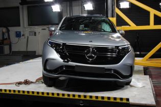 Первый электрокар Mercedes прошел беспощадные краш-тесты