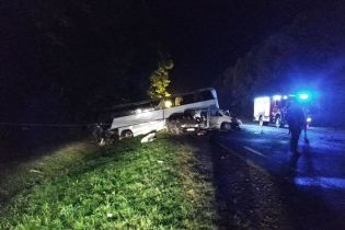 На Львовщине микроавтобус влетел в туристический автобус с десятками детей: есть погибший