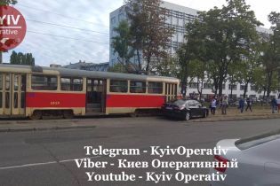 У Києві Toyota на елітних номерах "підрізала" трамвай і влаштувала аварію