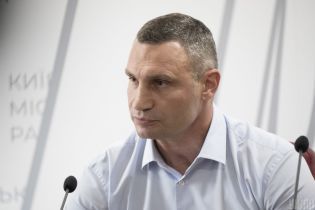 У Мережі з’явилось відео, як Кличко намагається завадити зніманню зустрічі з жителями столиці