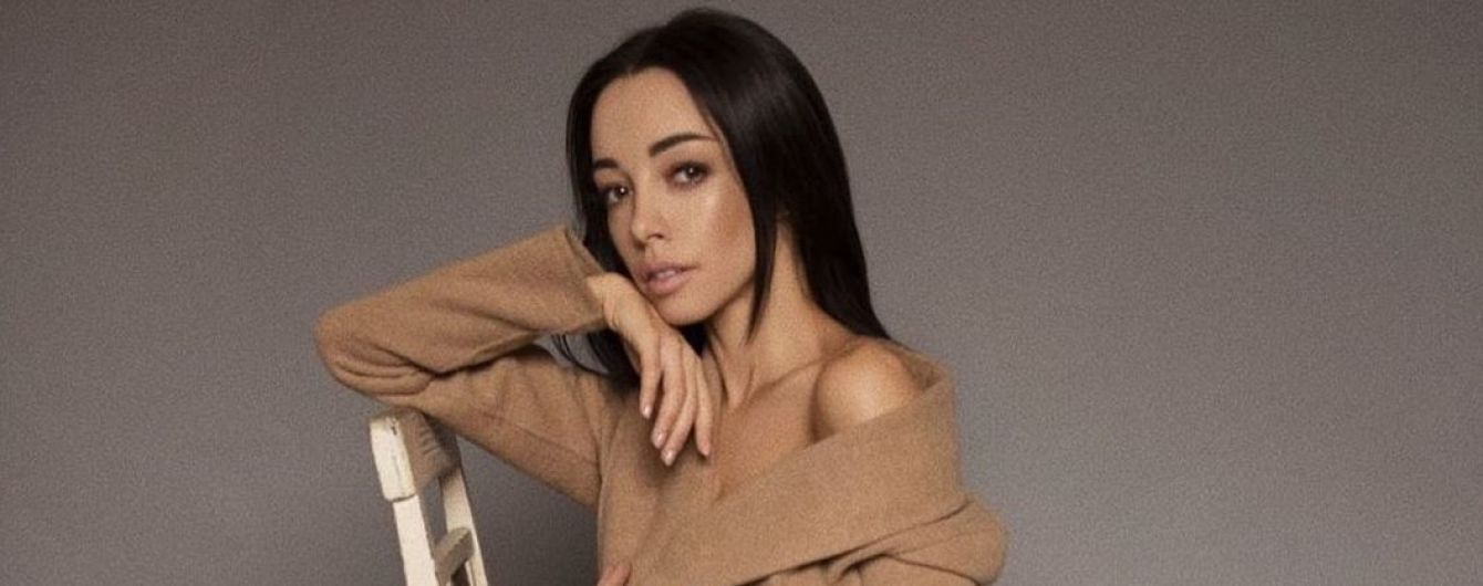 В приспущенном кардигане и босиком: Екатерина Кухар рассказала, как начинается ее утро