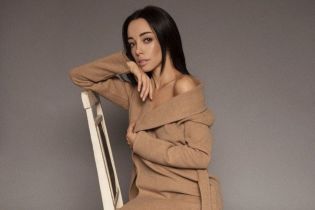 В приспущенном кардигане и босиком: Екатерина Кухар рассказала, как начинается ее утро