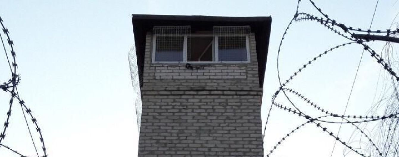 В Харькове на обзорной вышке колонии нашли мертвым инспектора охраны