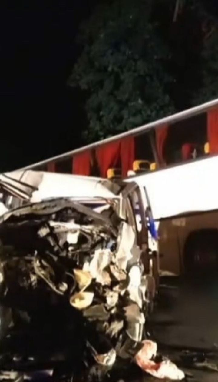 На Львовщине в автобус с детьми врезался в бус, есть пострадавшие