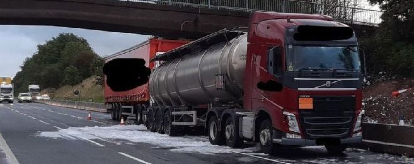 В Англии после ДТП на дорогу вылились тысячи литров джина