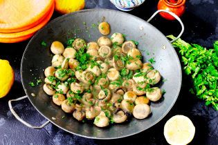 Шампиньоны с чесноком и петрушкой