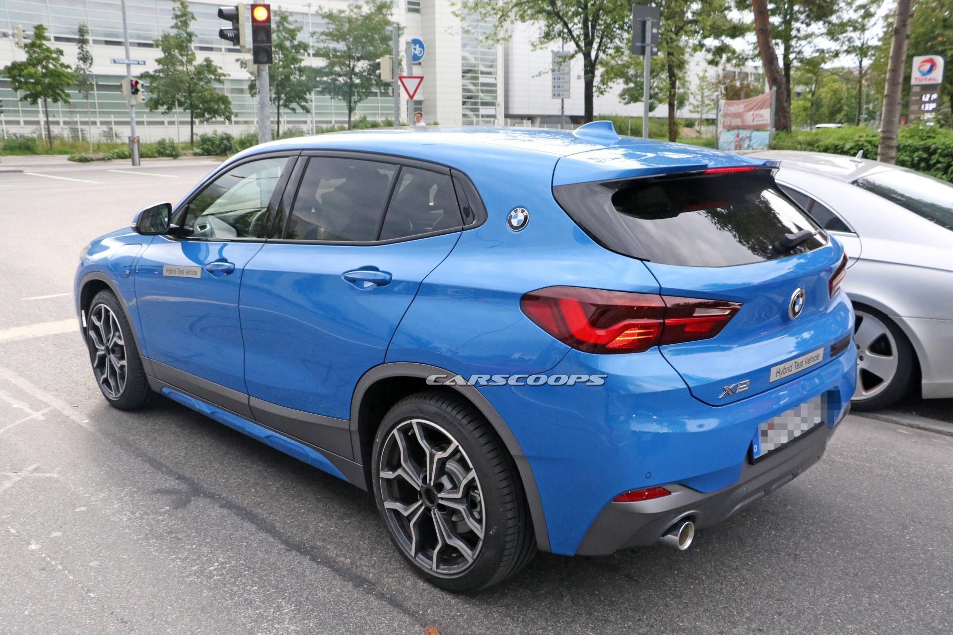 Гибридный BMW X2 заметили на тестах