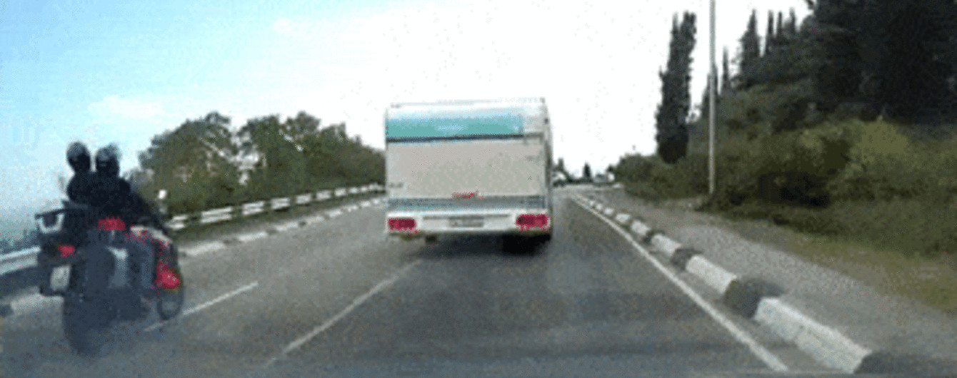 Внедорожник снес дерзкого байкера на трассе в оккупированном Крыму. Видео