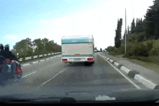 Внедорожник снес дерзкого байкера на трассе в оккупированном Крыму. Видео