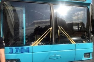 В Киеве неизвестный открыл стрельбу в троллейбусе: двое мужчин в больнице