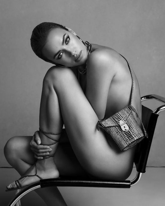 Повністю оголена Ірина Шейк прикрила своє тіло сумкою у пікантній фотосесії