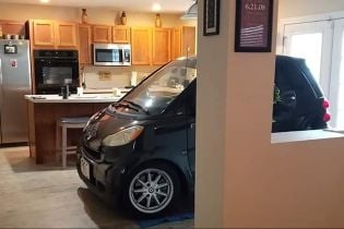 Американец загнал Smart на кухню, чтобы уберечь от урагана "Дориан"