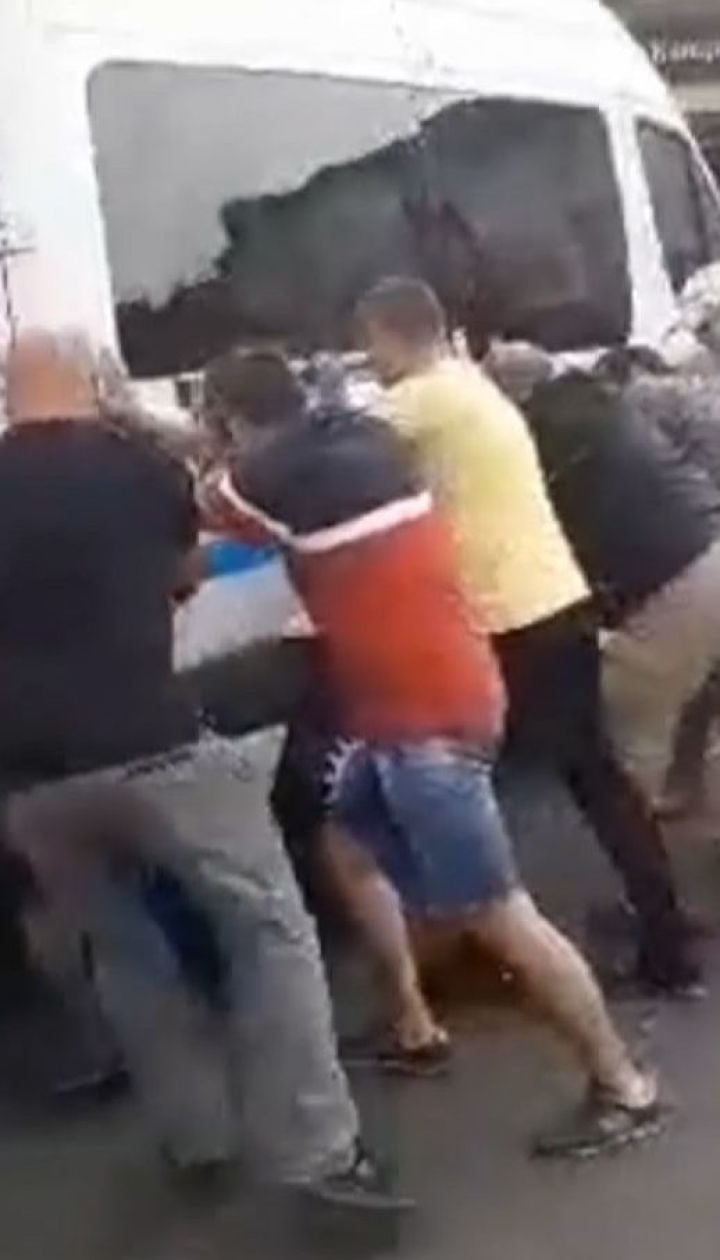 У Харкові водії з пасажирами самостійно пересунули автобус, що перегородив дорогу