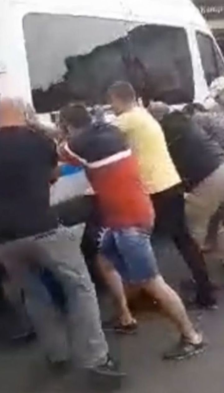 В Харькове водители с пассажирами самостоятельно передвинули автобус, который перегородил дорогу