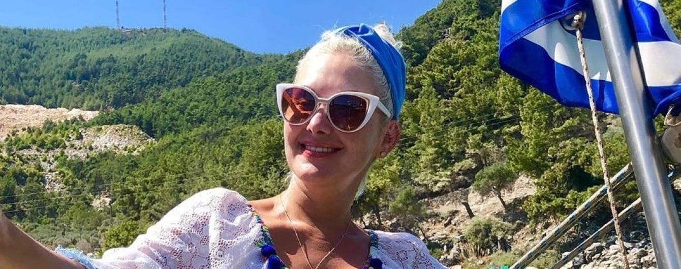Греческие каникулы продолжаются: Екатерина Бужинская в пестрой мини-юбке покаталась на яхте