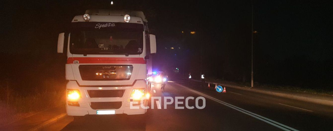 В Киеве фура насмерть сбила пешехода