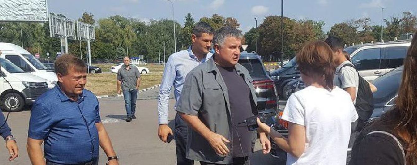 Аваков и Баканов приехали в "Борисполь", где перед тем приземлился российский самолет