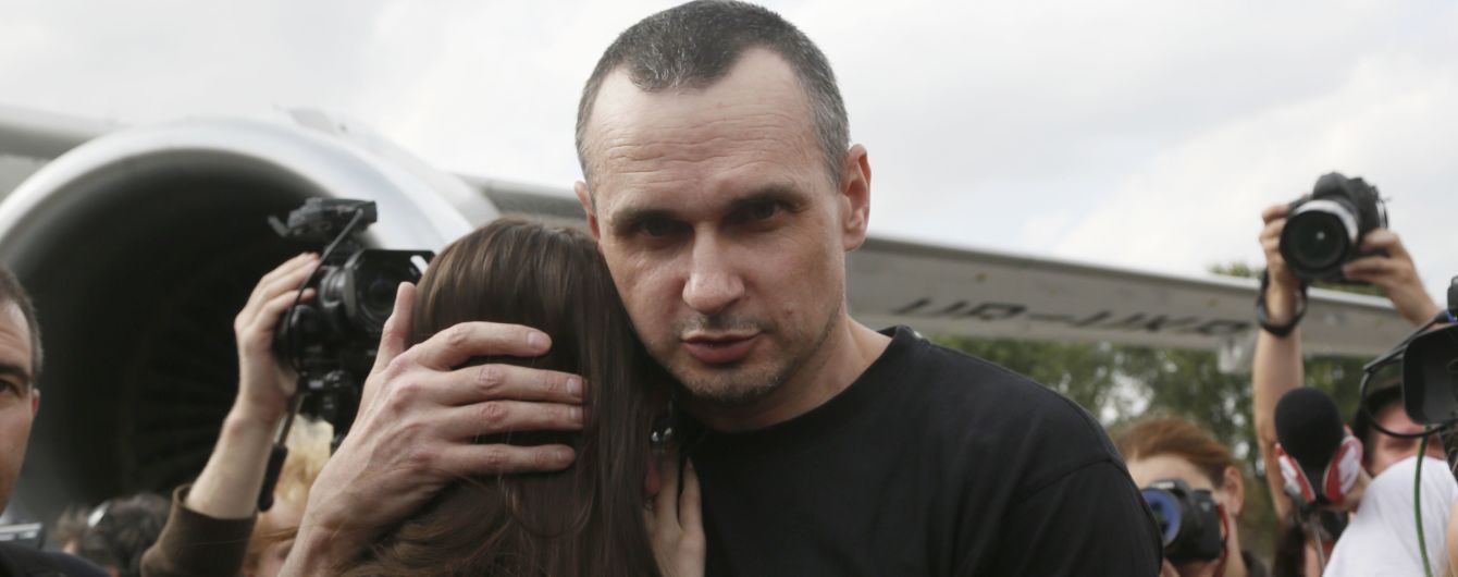 "Враг силен и сдаваться не собирается". Первые слова Сенцова на родной земле после освобождения из плена
