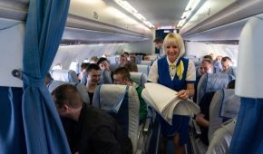 Вільні і щасливі: Офіс президента опублікував фото з літака, яким обміняних українців везли додому