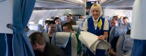 Вільні і щасливі: Офіс президента опублікував фото з літака, яким обміняних українців везли додому