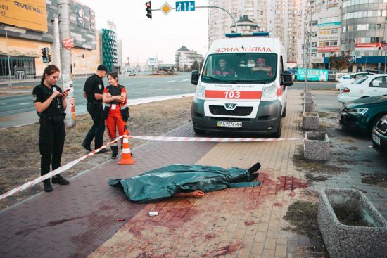 У Києві посеред вулиці знайшли мертвого чоловіка, який лежав у калюжі крові