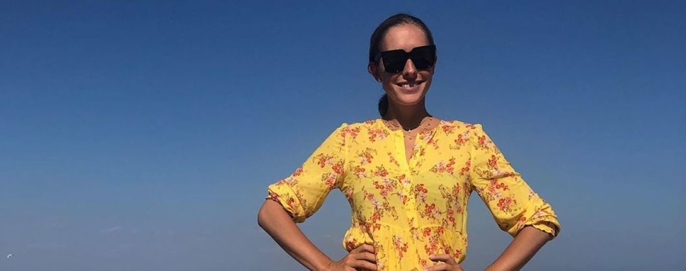 Женственная Екатерина Осадчая похвасталась стройными ножками на фоне моря