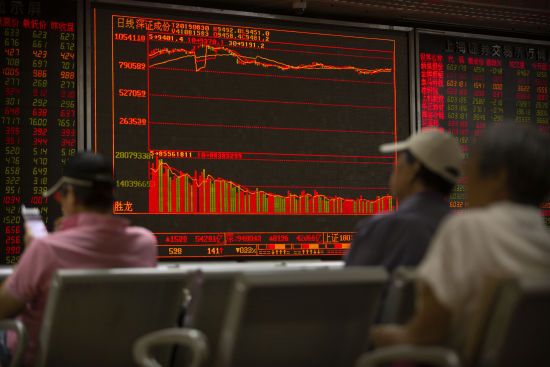 Наслідки торговельної війни: Китай почав менше продавати за кордон, а ввозити - ще менше