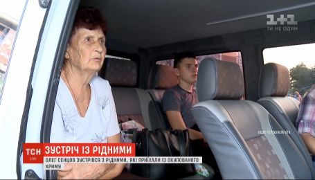 На другий день після звільнення Олег Сенцов зміг зустрітися з рідними