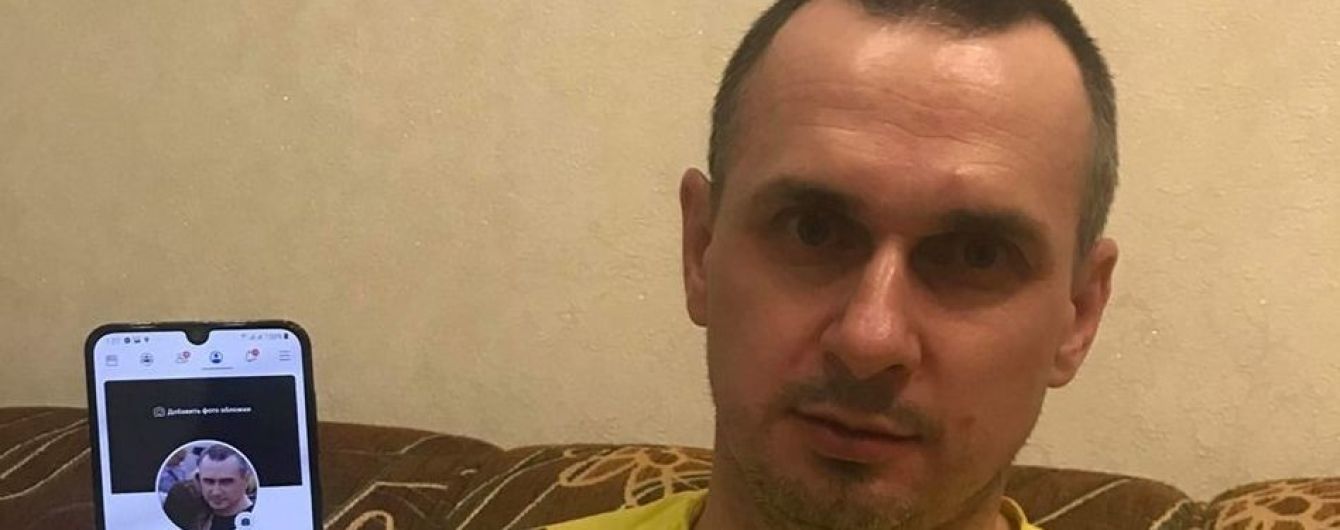 "Не верит даже администрация Facebook". Сенцов на фото показал свою единственную страницу в соцсетях