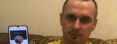 "Не вірить навіть адміністрація Facebook". Сенцов на фото показав свою єдину сторінку в соцмережах