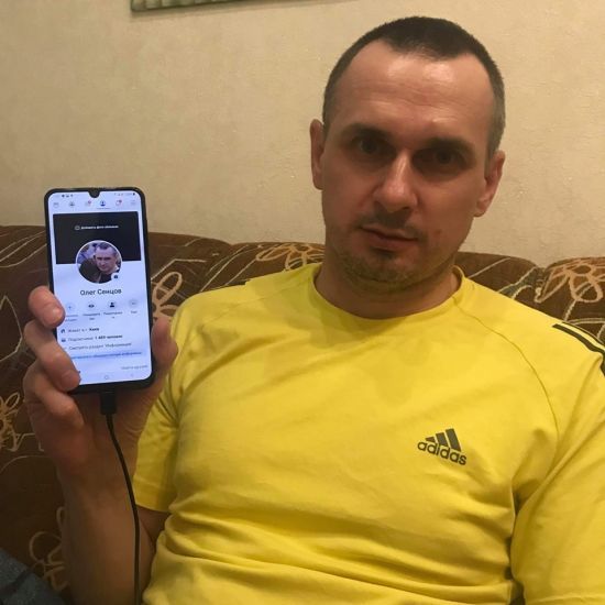 "Не вірить навіть адміністрація Facebook". Сенцов на фото показав свою єдину сторінку в соцмережах