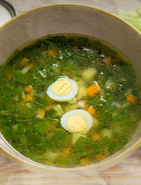 Зелений борщ зі шпинатом