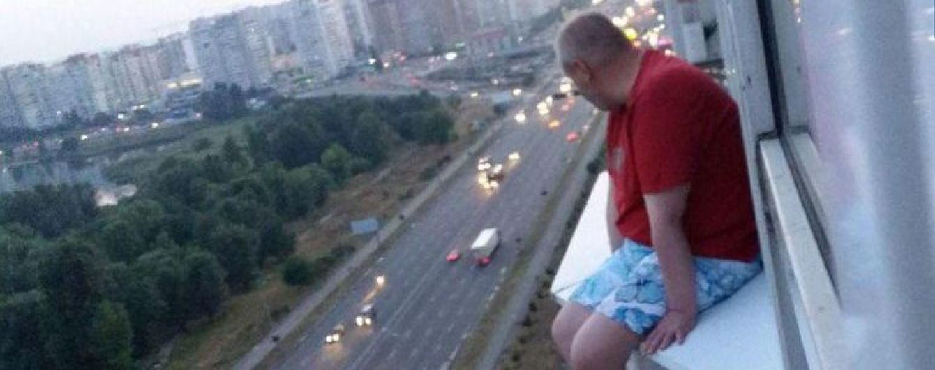У Києві патрульний розповідями про службу врятував чоловіка, який хотів стрибнути з 17 поверху