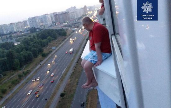 У Києві патрульний розповідями про службу врятував чоловіка, який хотів стрибнути з 17 поверху