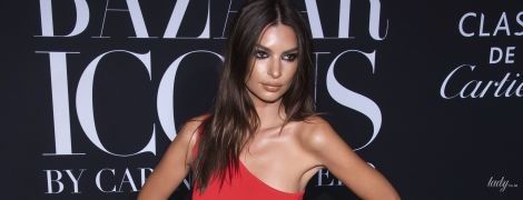 В червоній сукні і без білизни: світський вихід Емілі Ратаковскі