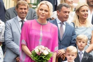 В рожевому балахоні: красива княгиня Шарлін з дітьми і чоловіком на святі в Монако