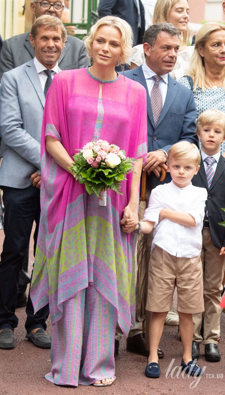 В рожевому балахоні: красива княгиня Шарлін з дітьми і чоловіком на святі в Монако