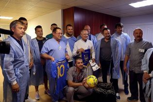 Футболісти та тренери збірної України провідали бійців у військовому шпиталі в Дніпрі