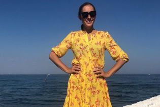 У яскравій сукні з квітковим принтом: Катя Осадча позувала на набережній в Одесі