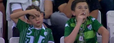 Казус у Туреччині. Під час матчу помітили хлопчика із сигаретою, але він виявився 36-річним чоловіком