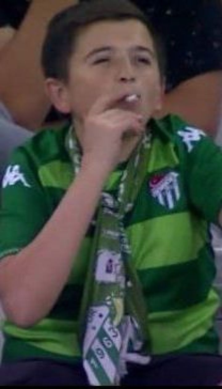 Казус у Туреччині. Під час матчу помітили хлопчика із сигаретою, але він виявився 36-річним чоловіком