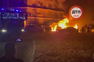 В Киеве случился масштабный автопожар. Возможен поджег